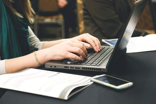woman-typing-email-course-for-business