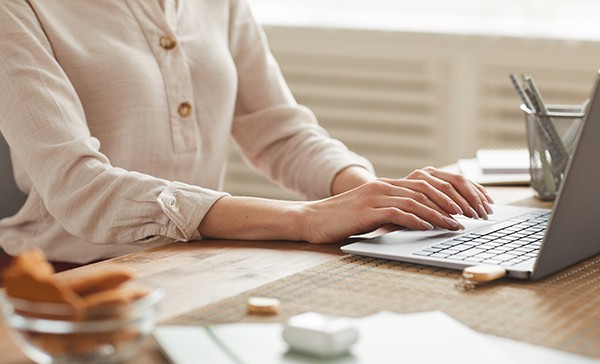 close-up-business-woman-choosing-writing-course-at-laptop