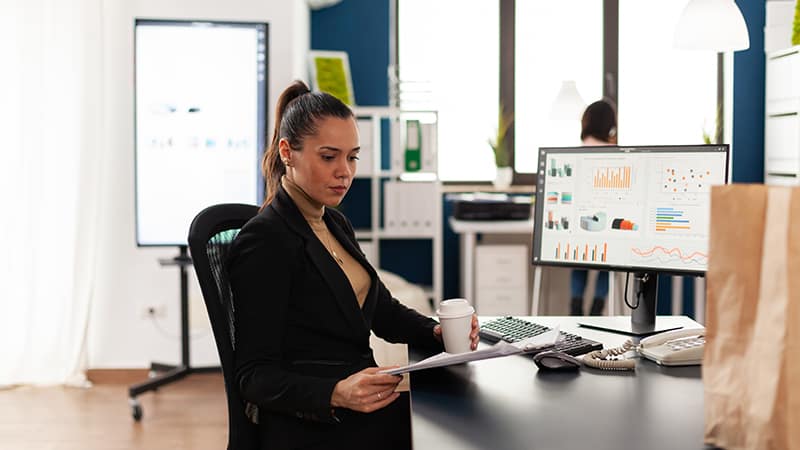 techical-writing-foundations-course-woman-in-office