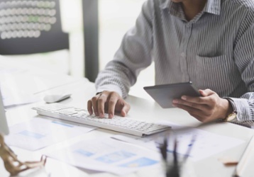 report-writing-course-man-at-desk