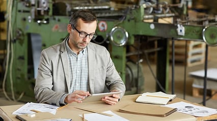 writing-technical-data-on-tablet-with-correct-grammar