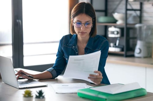 young-woman-business-writing-in-english-group-course